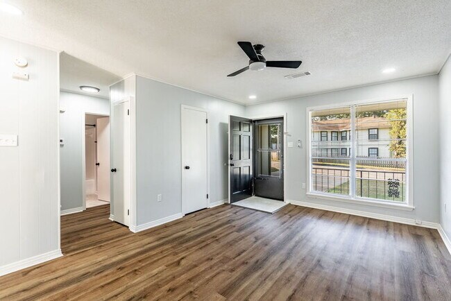 Building Photo - 9000 Woodbine Dr