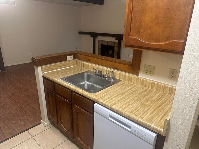 Building Photo - 6907 Woodhue Dr