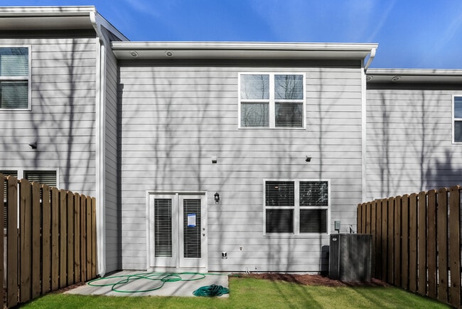 Building Photo - Fantastic 3bd/2.5ba home! Coming soon!