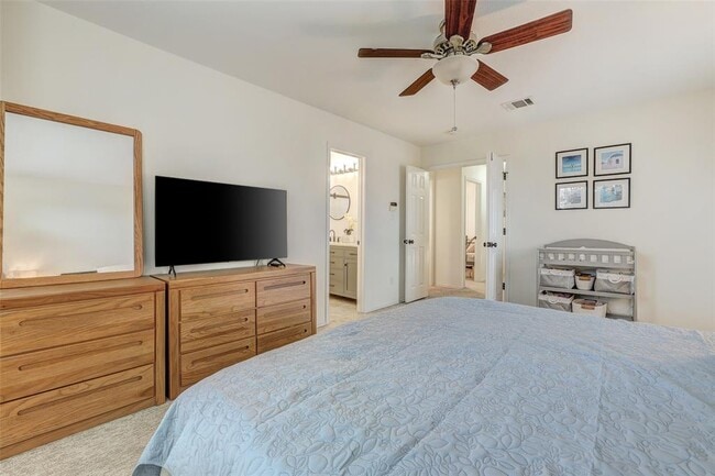 Building Photo - 15501 Sarah's Creek Dr