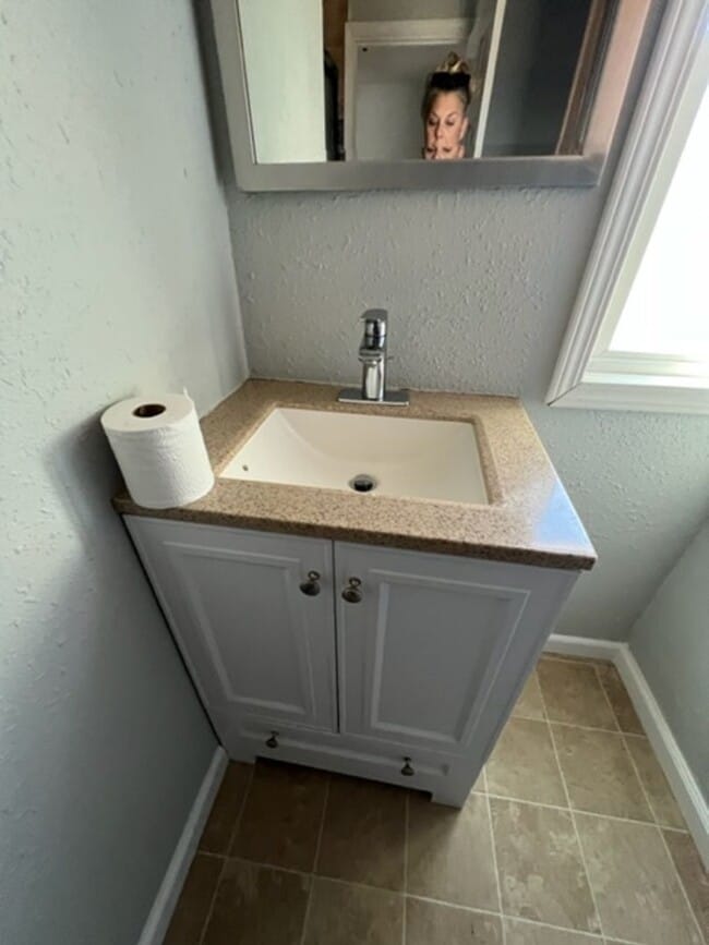 Building Photo - Large 3 Bedroom 2 Bath with Fenced Yard