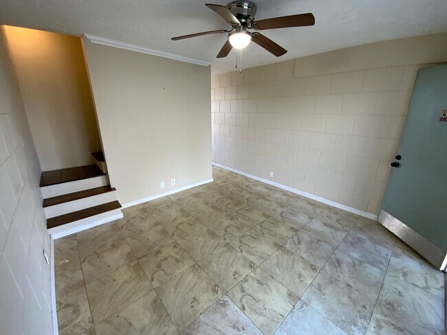 Building Photo - CONVENIENTLY LOCATED, TOP FLOOR UNIT IN PE...