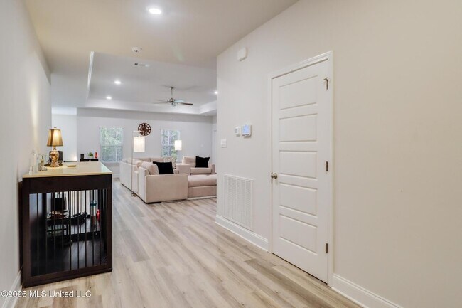 Building Photo - 4937 Fern Dr