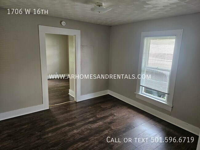 Building Photo - 1706 W 16th |$895 | 4 beds, 1 bath
