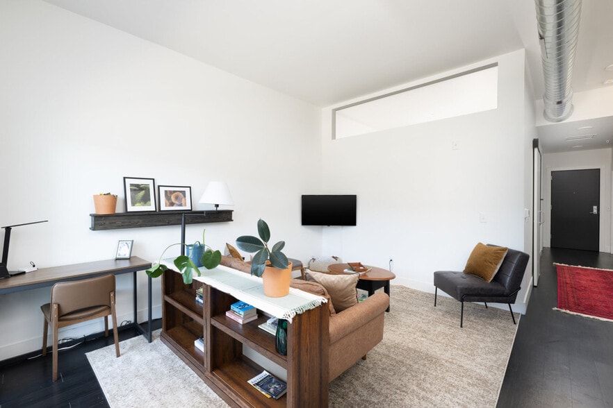 Building Photo - 550 W Juneau Ave