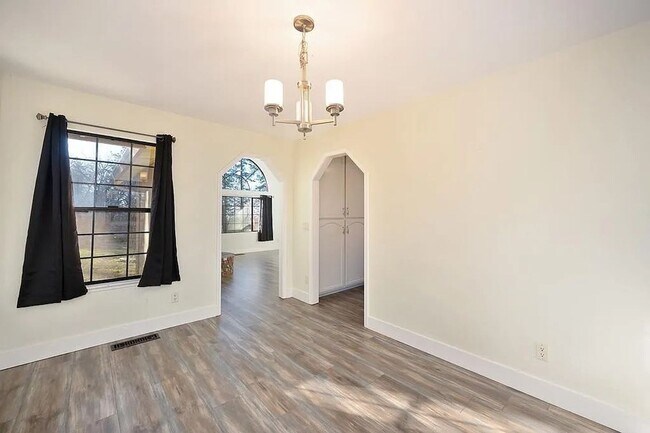 Building Photo - Beautiful 3BR/3BA Home on 1 Acre in Gated ...