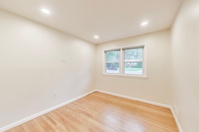 Building Photo - Perfect on Parkway --- Gorgeous, Fully Upd...