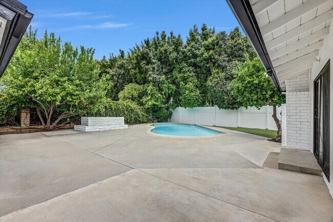 Building Photo - BEAUTIFULLY REMODELED, 5BD/4BA ENTERTAINER...