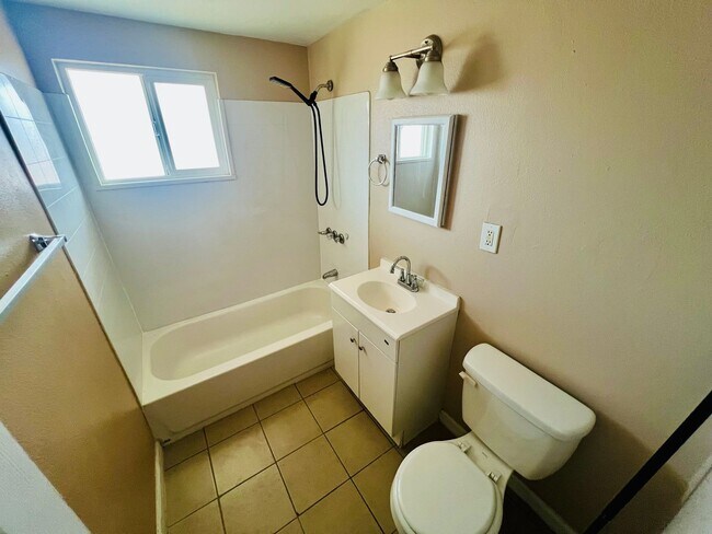 Building Photo - 411