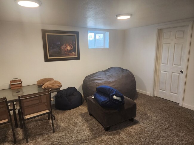 Building Photo - Charming basement apartment