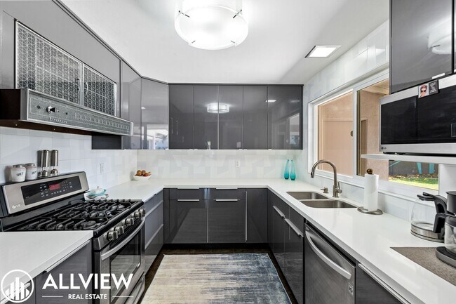 Building Photo - Exquisite 4 Bed 2.5 Bath Home in Orange!