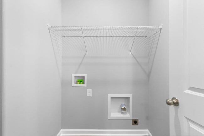 Building Photo - Close to Downtown! Home with 3 Bedrooms and 2.5 Baths.