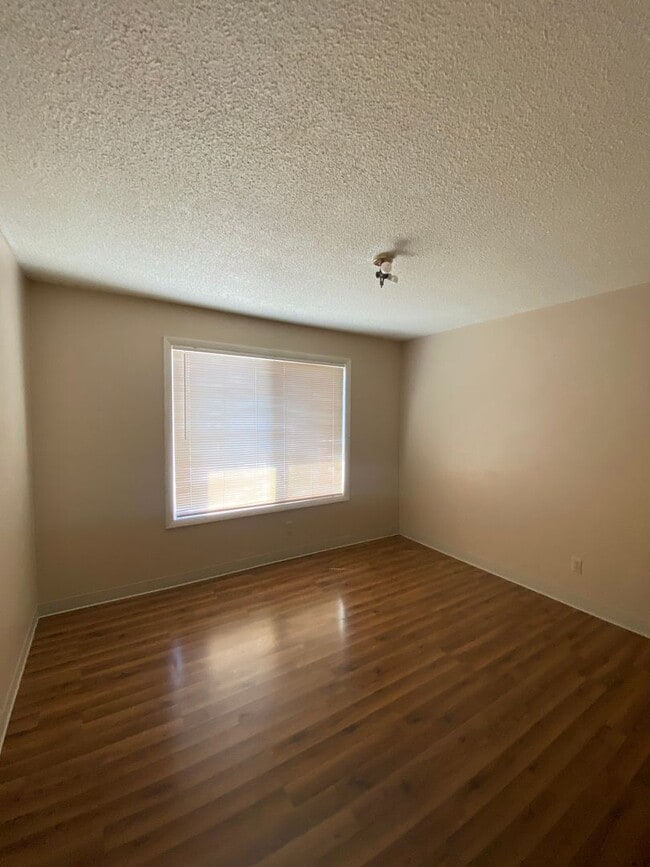 Building Photo - 2 Bed 1 Bath duplex with water, sewer and ...