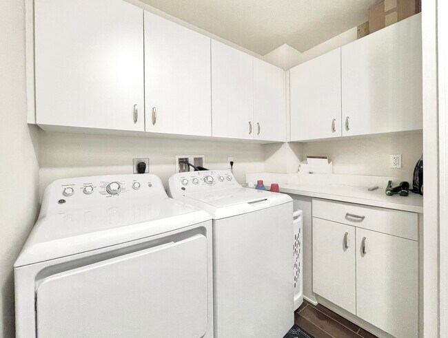 Building Photo - 1044 Bay Colony Dr S