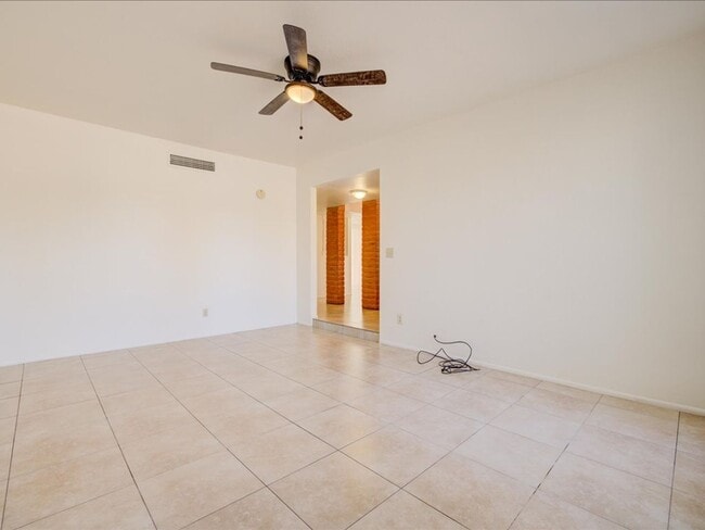 Building Photo - EASTSIDE LOCATION!!!