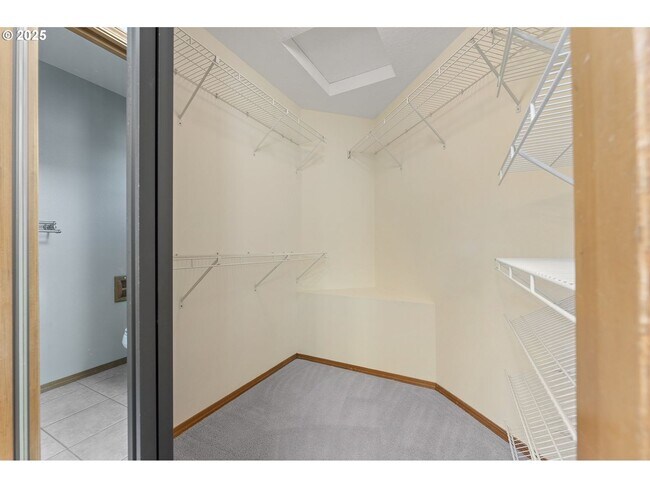 Building Photo - 3-Bedroom Home with Granite Kitchen, Family Room & Private Deck