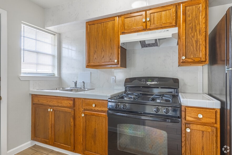 2BR, 1BA - 654SF - Kitchen - Southdale Apartments