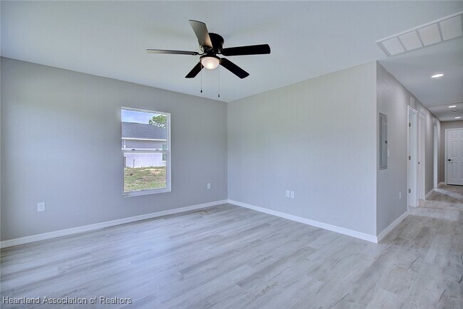 Building Photo - 1527 Chatsworth St