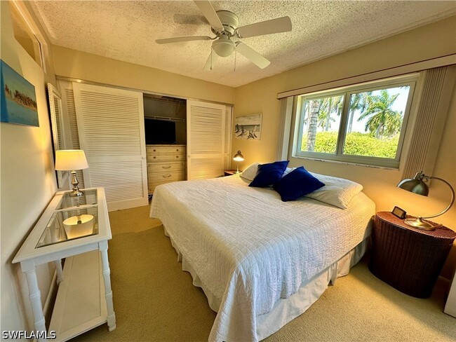 Building Photo - 555 Park Shore Dr