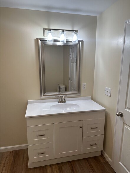 Building Photo - 107 Violet Aly