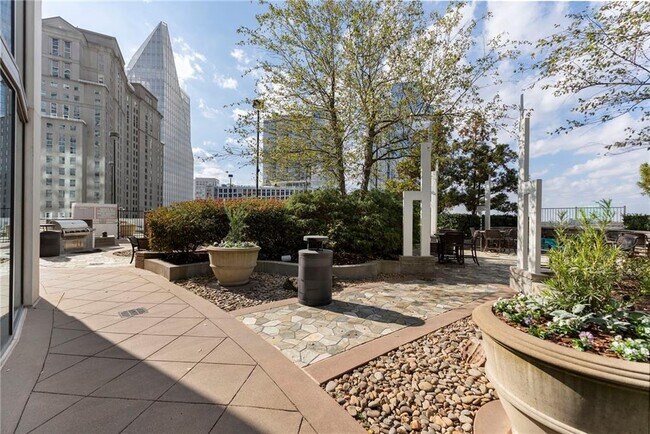 Building Photo - 3324 Peachtree Rd NE