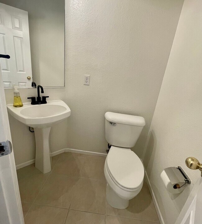 Building Photo - Impressive 2 Bdrm 2.5 Ba townhouse for ren...