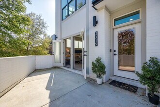 Building Photo - Luxury Living with amazing views!