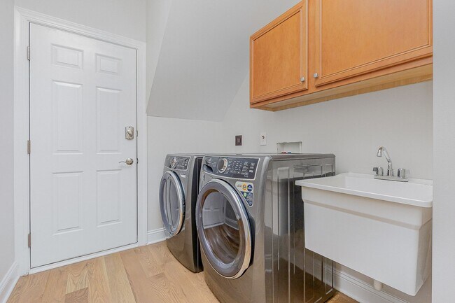 Building Photo - Stylish Renovation with Golf Course Views ...