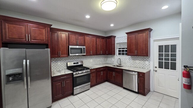 Building Photo - 712 17th St