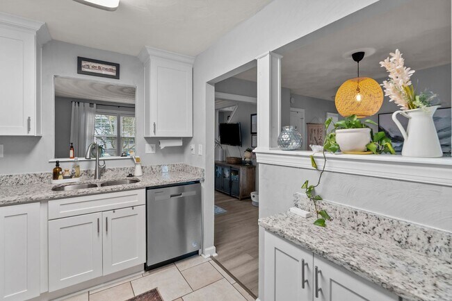 Building Photo - Furnished 4 bedroom Near NOB
