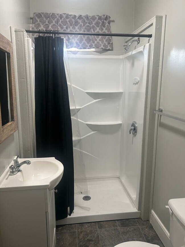 Building Photo - 2 Bedroom/ 1 Bath