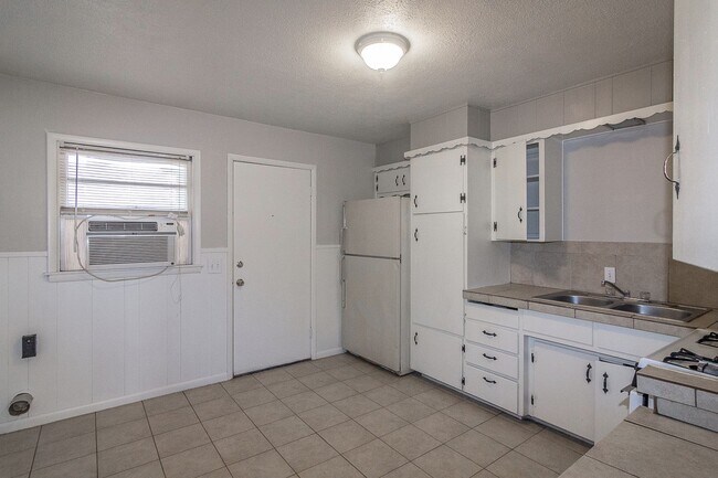 Building Photo - Cute 2 bed 1 bath Duplex Available