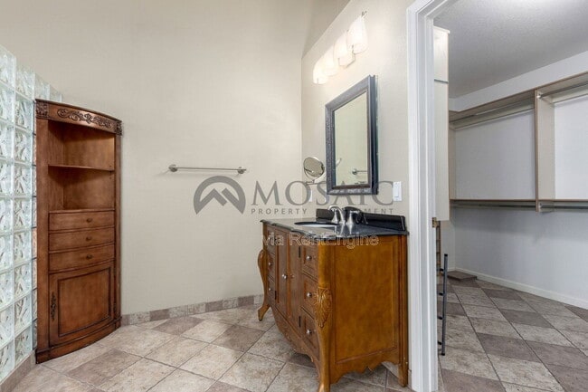 Building Photo - 2738 E Silverwood Dr