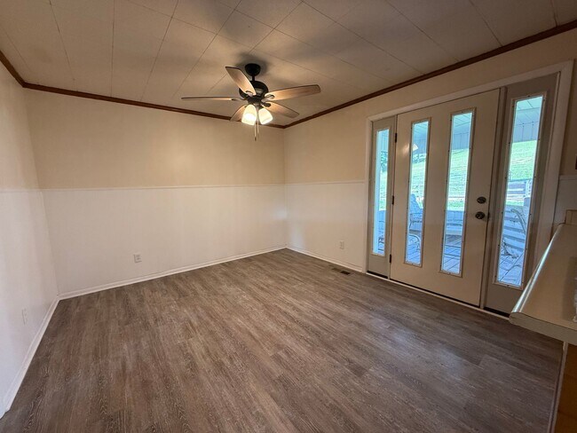 Building Photo - 2459 Middlesettlements Rd
