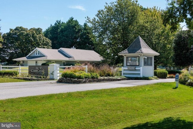 Building Photo - 102 Golf Ct