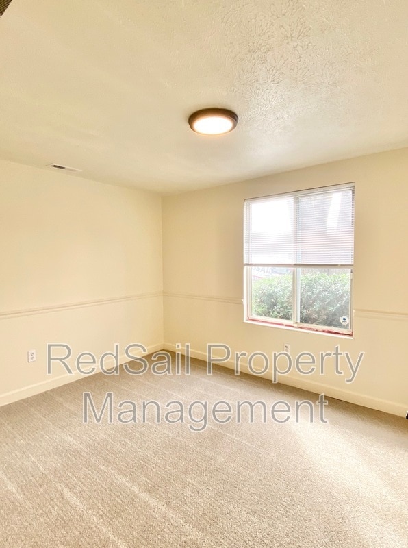 Building Photo - 725 Chatsworth Dr