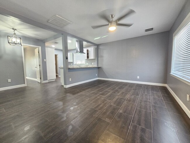 Building Photo - Charming Home 3 bedrooms 1 bath Large Yard.