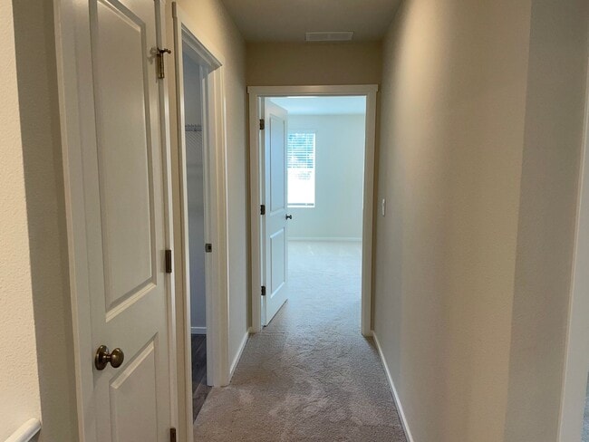 Building Photo - GORGEOUS 4 BED/2.5 BATH! HIGH END FINISHES ! SPACIOUS ROOMS ! FENCED BACK YARD !