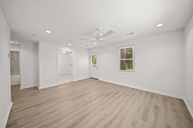 Building Photo - Newly Renovated 2 Bedroom 1 Bath Home