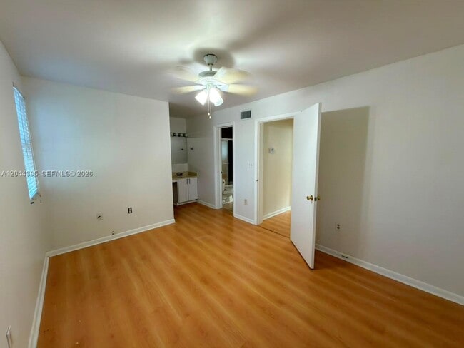 Building Photo - 862 Crystal Lake Dr