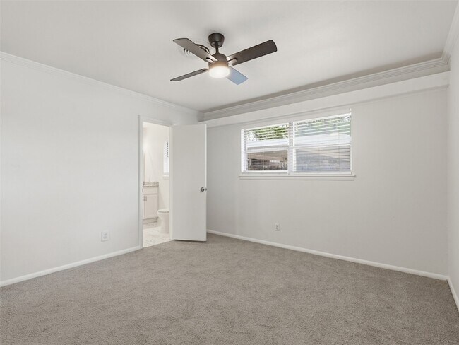Building Photo - 2121 Canton Dr