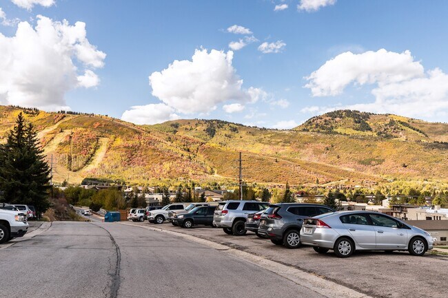 Building Photo - 2 Bedroom Fireside Condo- Minutes away from Park City Mountain