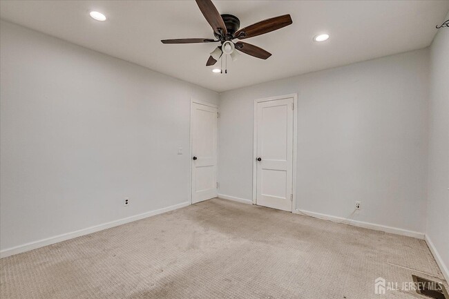 Building Photo - 14 Linden St