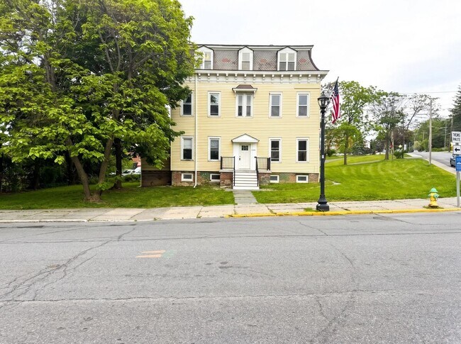 Building Photo - 834 Warren St
