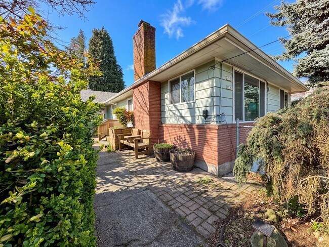 Building Photo - Spacious 2 Bedroom 1 Bathroom Unit Located in a Great Area Just a Few Blocks From The Hawthorne D...