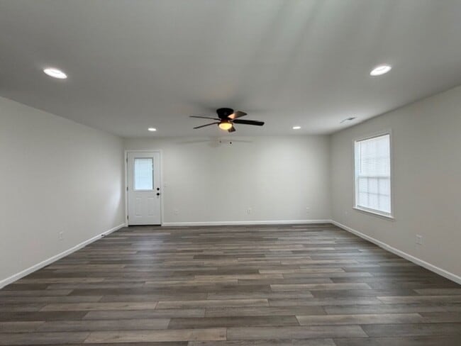 Building Photo - Beautiful New 3 Bedroom 2 Bath House!