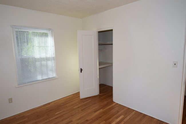 Building Photo - 2 Bedroom Casita NOB HILL/UNM CNM AREA WITH GARAGE, FENCED YARD
