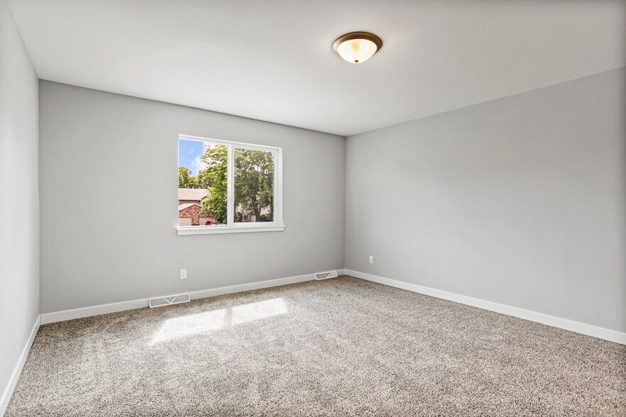 Master bed - 200 Chalet Dr