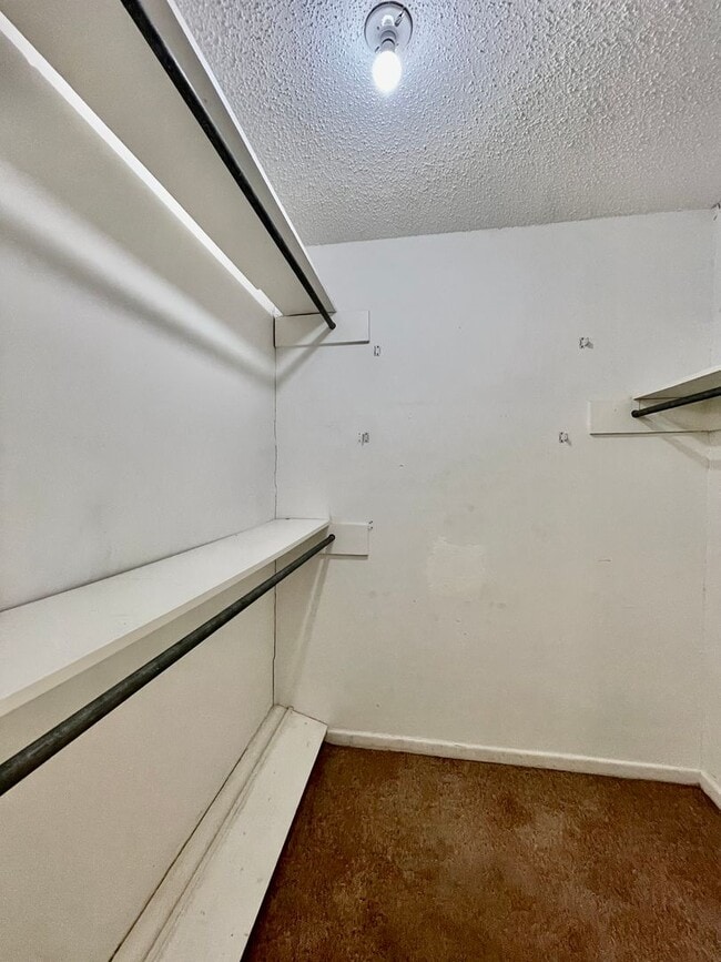 Building Photo - Spacious 4 Bedroom Home with multiple livi...