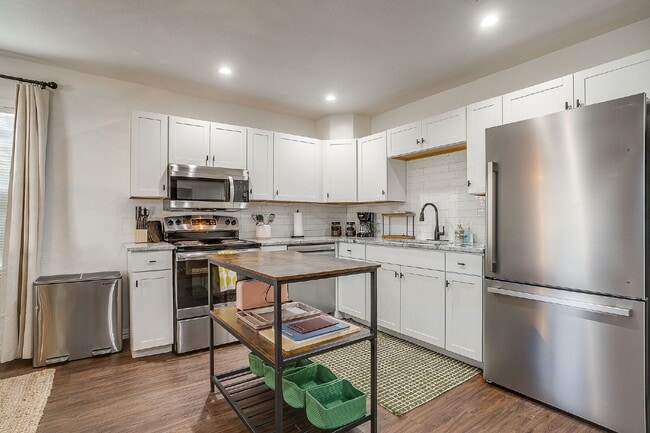 Building Photo - Fully furnished and updated 3 bedroom 2 bath in the heart of River Oaks. Available immediately an...